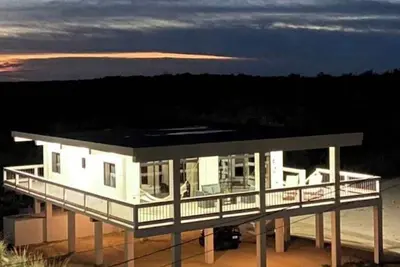 Image de Modern Beachfront Villa w Wraparound Deck, Free WiFi, Hammock & More