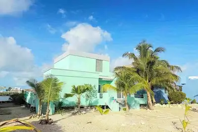 Image de Escape to Paradise - Beautiful Lakeside Villa with pool access and WiFi