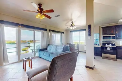 Image de Tranquil lakefront condo with ocean views, shared pool, central Ac & free WiFi