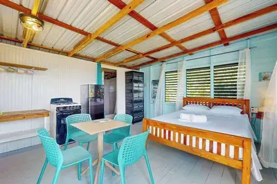 Image de Beachfront cabin with private deck, ocean views & family-friendly vibe