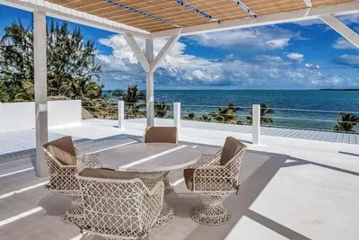 Image de Luxurious beachfront home with private pool, rooftop grill, and sea views