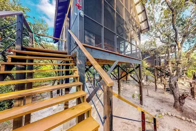 Image de Three forest cabanas with verandas, hammocks, WiFi & partial Ac - walk to beach