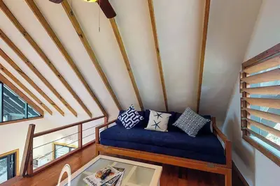 Image de Quiet treehouse cabana with veranda, hammock, WiFi & partial Ac - walk to beach