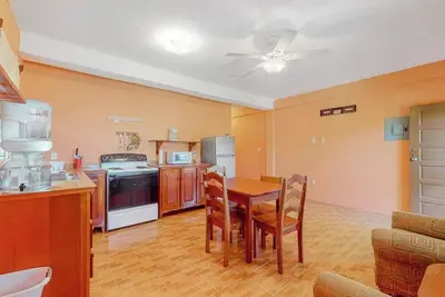 Image de Ocean-view island gem with balcony & beach access nearby
