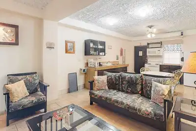 Image de Homey suite in town w WiFi, partial Ac, shared pool & veranda - walk to beach
