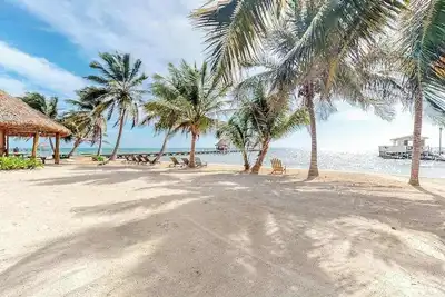 Image de Garden-view condo steps to the beach with pool, dock & Ac - snowbird-friendly