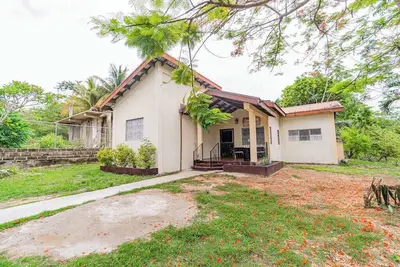 Image de Tranquil single-level retreat with lush patio, hammock, & high-speed WiFi