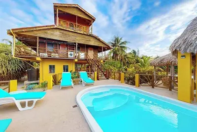 Image de Waterfront villa with private pool, balcony, partial Ac, fast WiFi - near beach