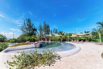Image de Beachfront retreat with pool, private hot tub, Ac, & lagoon view