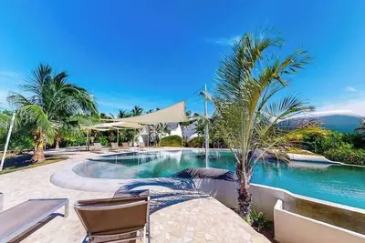Image de Waterfront organic architecture villa with pool & Ac - near lagoon