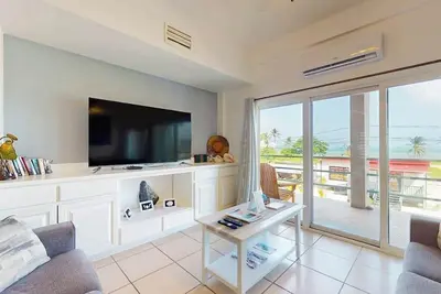 Image de Lagoon-front suite w shared pool, ocean view, WiFi & central Ac - near beaches
