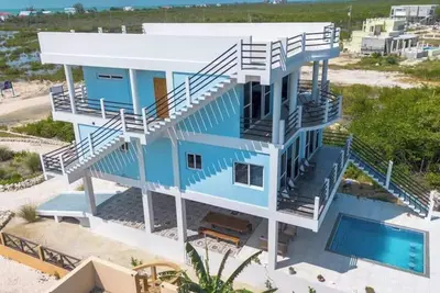 Image de Amazing 2 story oceanfront house with pool, balcony, central Ac, & Wd