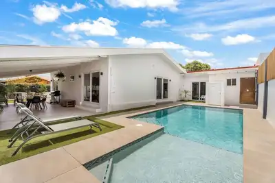 Image de Modern Tropical Villa Private Pool Guest Apartment