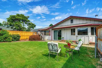 Image de Sequim Home: Fenced Yard, A/C, Walk to Town
