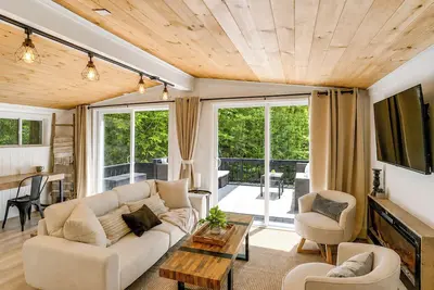 Image de High-Design Monroe Cabin on 2 Private Acres!
