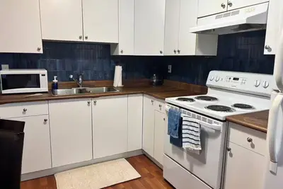 Image de Ivy Suite - 1 Bedroom private entrance basement suite in Clayton Heights