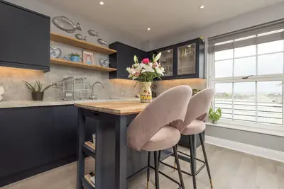 Image de Elegant New Town festival living with two bedrooms, two bathrooms, parking and stylish interiors.