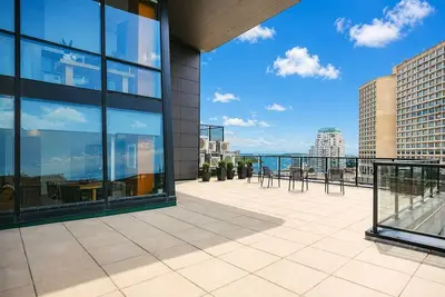 Image de Historic Penthouse Loft - 1br/1Bath with Views!
