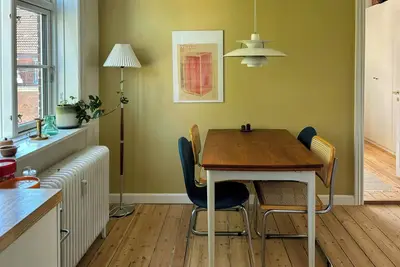 Image de Appartement lumineux avec balcons à la française dans un quartier résidentiel