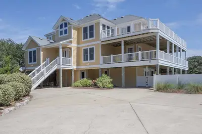Image de 1925 - Lemon Cooler Your Corolla dream stay: 6br, pool, hot tub, theater room & sunny decks.