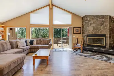 Image de 11 Wallowa - Sunriver Retreat with Hot Tub, Ping Pong, 8 Sharc Passes