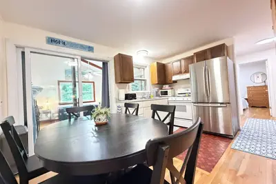 Image de 2Bed 1Bath- ½ Mile walk to Mayflower, central A/C, Clean w/ washer/dryer
