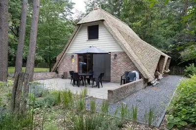Image de Maison au toit de chaume au cœur de la nature