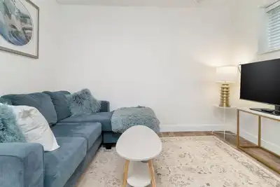 Image de Cozy 2-Bedroom Basement Suite in North Delta
