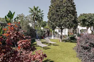 Image de Casa Nissa: A graceful apartment that is part of a villa situated in a quiet location, surrounded by a wonderful garden, with Free Wi-Fi.