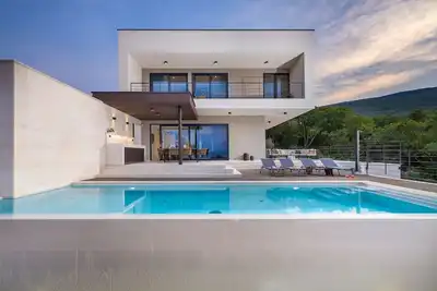 Image de Villa Serenis – Villa moderne et élégante avec piscine privée et vue imprenable sur la mer
