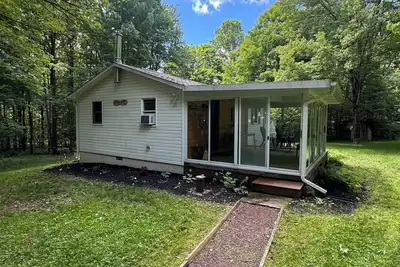 Image de A rustic little cottage nestled in northern Potter County. God’s Country
