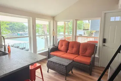 Image de Cozy 740 sq ft A-frame cabin at North Shore Resort with lake views, 1 bedroom + loft (sleeps 6), full kitchen, island seating, and a private deck—perfect for relaxing getaways at Lake of the Ozarks.