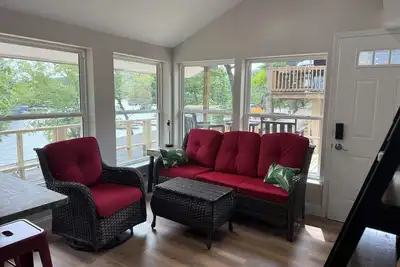 Image de Cozy A-Frame Cabin with Lake Views, Loft & Private Deck Sleeps 6