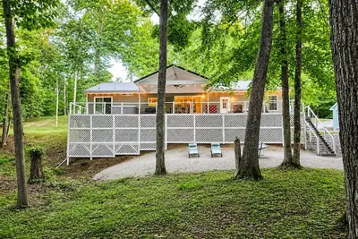 Image de Family Lake Retreat | Hot Tub + Lake Access | Pets