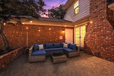 Image de Near Dwn Twn Home / Sleeps 10 / King Bed and Pool