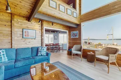 Image de Stunning waterfront home with beach access & whale watching