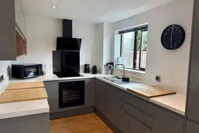 Image de Modern 2-Bed House | Free Parking | Near M5 & City