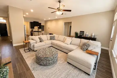 Image de Peaceful Escape | Backyard | Community Pool & Park