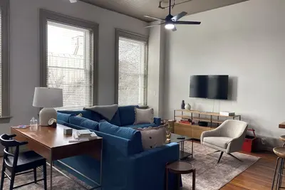 Image de Downtown Delight: Cozy + Chic 2 Bedroom Loft in Downtown Macon
