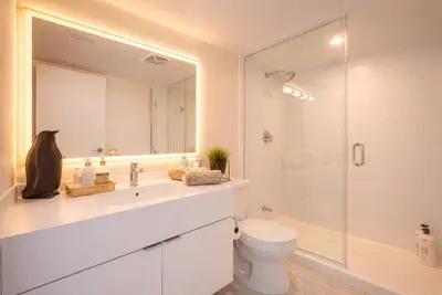 Image de 2br Downtown Toronto Retreat with Free Parking