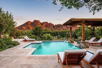 Image de Desert Luxe Oasis: Camelback Mountain Views, Pool, Gardens & Half-Acre Lawn