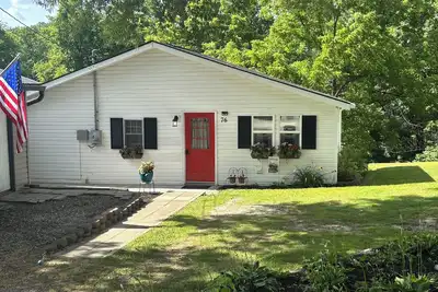 Image de Rose's Hideaway, Sleeps 4+, Large Deck, Fire-Pit, Close to Nrg & State Parks
