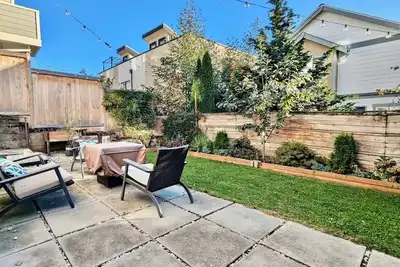Image de 2Bed/ 2Bath Standalone Mountain View Home l Walk To Light Rail - City Exploring!