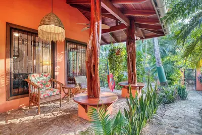 Image de Oasis avec piscine tropicale à quelques pas de la plage, des boutiques et des cafés