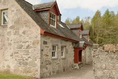 Image de Cosy, newly renovated five bedroom cottage in the Highlands. Pet friendly!