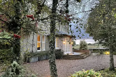 Image de Beautiful Cairns Farmhouse, Kirknewton, just outside Edinburgh. Escape to the countryside but only
