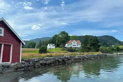 Image de Vue sur le fjord avec un ponton privé et un hangar à bateaux