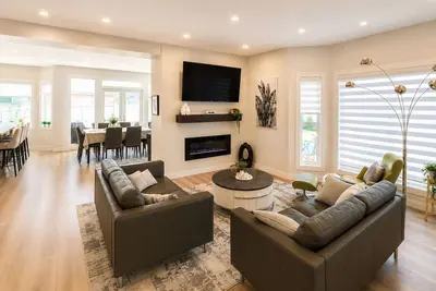 Image de Renovated 3br Home | A/C | Double Garage | 10 Min to Spruce Meadows