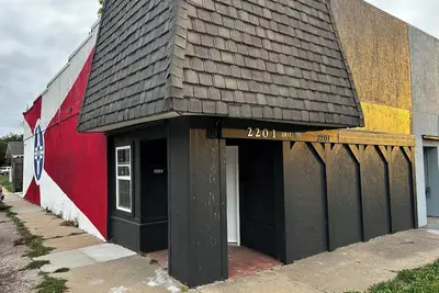 Image de Historic Bar Turned Open Loft in Delano