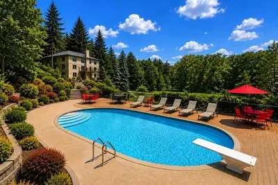 Image de Tranquil Estate Retreat Pool Pond on 3 Acres